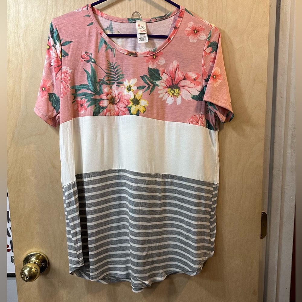 7th Ray blouse; floral, cream and gray striped; XL, short sleeve, rounded neck